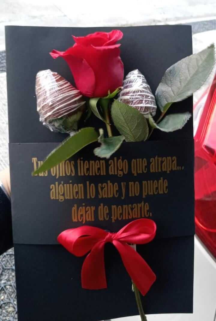 tarjeta fresas rosa